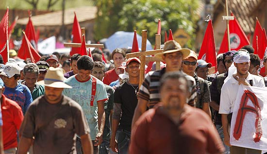 Funeral do casal de extrativistas José Cláudio Ribeiro da Silva e Maria do Espírito Santo da Silva no Cemitério da Saudade, em Marabá (PA)