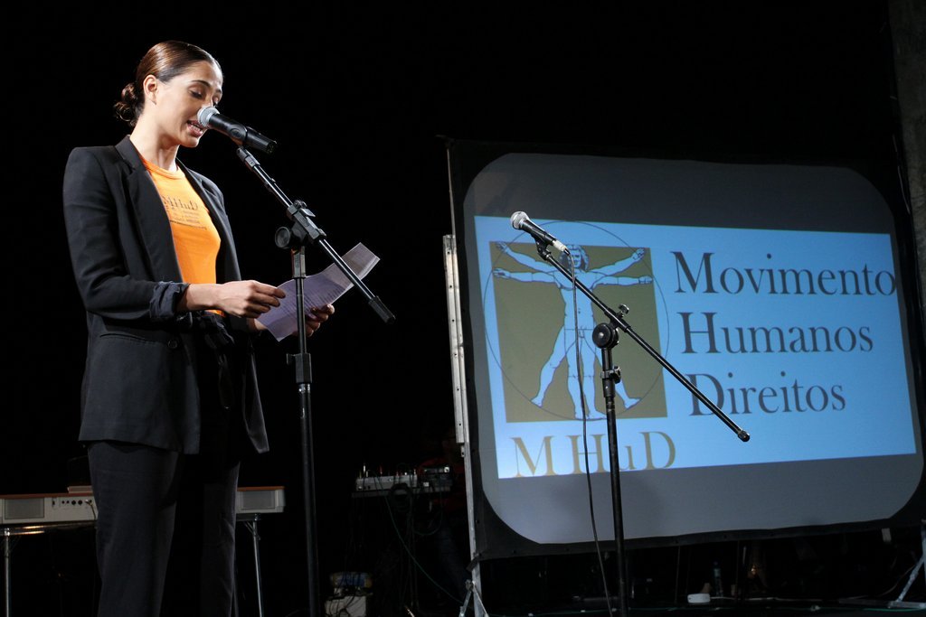 Camila Pitanga subiu ao palco